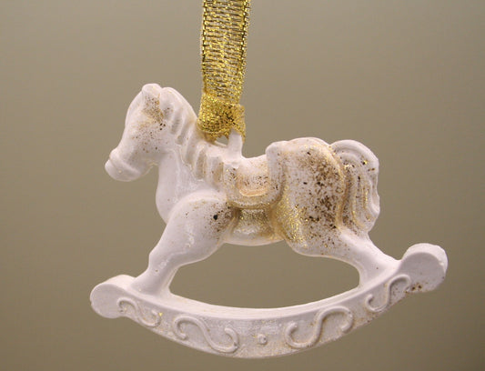 Chevaux à bascule en résine : la décoration artisanale et intemporelle pour votre sapin de Noël